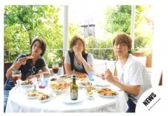 【中古】生写真(ジャニーズ) NEWS/手越祐也・山下智久・加藤シゲアキ/横型・膝上・食べ物・飲み物・左手フォーク・背景植物・椅子座り/公式生写真