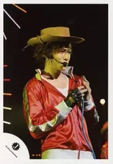 【中古】生写真(ジャニーズ) Kis-My-Ft2/千賀健永/ライブフォト・上半身・衣装赤・帽子・目線右・背景黒/公式生写真