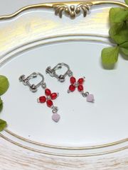 赤いお花のイヤリング