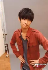 【中古】生写真(ジャニーズ) 関西ジャニーズJr./向井康二/上半身・衣装赤・グレー・両手腰・背景グレー・ロゴ「関西ジャニーズJr.初全国ツアー2013」/公式生写真