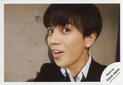 【中古】生写真(ジャニーズ) Travis Japan/宮近海斗/横型・顔アップ・衣装白黒・左向き・口開け・カメラ目線/「ジャニーズJr.8・8祭り～東京ドームから始まる～」セルフィー/公式生写真