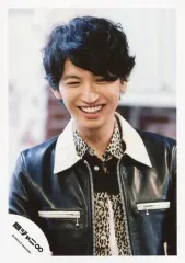 【中古】生写真(ジャニーズ) 関ジャニ∞/大倉忠義/バストアップ・衣装黒・豹柄・目線下・笑顔/16-17冬 パンフ＆グッズ撮影/公式生写真