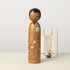 ヴィンテージ新型こけし、渋谷新楽作、梅の絵柄、高さ25cm | antique Shingata kokeshi, by Shibuya, 25cm in height