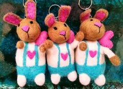 フェルト ウサギ キーホルダー ひとつ ハンドメイド