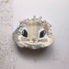 ダーニング刺繍ブローチ