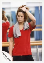 【中古】生写真(ジャニーズ) Hey! Say! JUMP/岡本圭人/上半身・衣装赤・首にタオル・左手頭・目線左/公式生写真