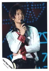 【中古】生写真(ジャニーズ) Hey! Say! JUMP/岡本圭人/ライブフォト・膝上・衣装白赤黒・右手マイク・目線右上/公式生写真