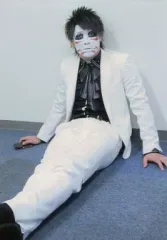 【中古】生写真(男性) ゴールデンボンバー/樽美酒研二/全身・衣装白・スーツ・座り・カメラ目線/2014.11.28 The 34th Anniversary/バースデーメモリアルフォトアルバム