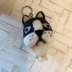 【ハンドメイド】羊毛フェルトのフレンチブルドッグ キーホルダー（ブラック＆ホワイト）まるっとフォルムが可愛い犬マスコット🎀