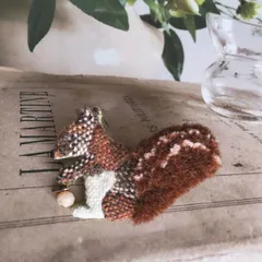 刺繍ブローチ リス 薔薇の花をもった子