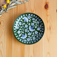 陶器飾り皿　インド　ブルーポタリー　中サイズ　緑地に唐草