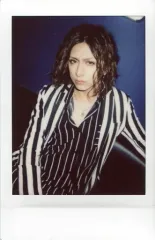 【中古】生写真(男性) FEST VAINQUEUR/I’LL/上半身・衣装白黒・ストライプ・左手横・顔斜め左向き・背景青/生チェキ