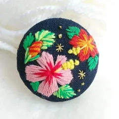 ピンク系ハイビスカス刺繍♡3.7センチくるみボタン☆ヘアゴム又はブローチ