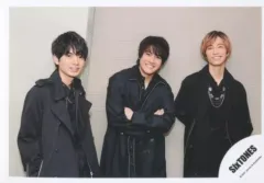 【中古】生写真(ジャニーズ) SixTONES/高地優吾・森本慎太郎・田中樹/横型・上半身/「on eST」グッズオフショット/公式生写真