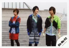 【中古】生写真(ジャニーズ) Kis-My-Ft2/玉森裕太・藤ヶ谷太輔・北山宏光/横型・膝上・衣装黒緑赤・北山腕組み・屋外/公式生写真