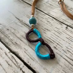 めがねホルダー　首掛けグラスホルダー　めがね型2color  ターコイズビーズ　ハンドメイド