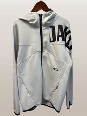 シーズンオフ価格60%引 フードから肩のロゴがお洒落Oakley パーカー