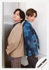 【中古】生写真(ジャニーズ) Travis Japan/吉澤閑也・松田元太/膝上・衣装ベージュ.青・背中合わせ/「Travis Japan LIVE TOUR 2020 ENTER 1234567」グッズオフショット/公式生写真
