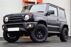 送料無料 2019-2024年式 ジムニー JB74 JB64用 フロントグリル ABS製 ブラック/シルバー 大エンブレム付 3ドア?5ドア対応CYB977特別価格