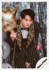 【中古】生写真(ジャニーズ) King ＆ Prince/平野紫耀/膝上・座り・衣装黒.金・右手風船・王冠・左手下/アルバム「L＆」MV＆ジャケ写オフショット/公式生写真