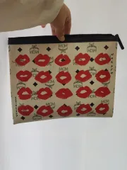 MCM キス プリント クラッチ 限定版