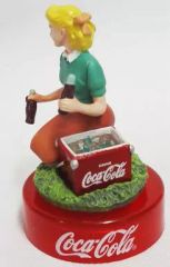 コカ・コーラグラフティ ピクニッククーラーと女性 ボトルキャップ