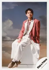 【中古】生写真(ジャニーズ) King ＆ Prince/平野紫耀/全身・座り・衣装ピンク.白・右手膝上・体左向き/アルバム「L＆」MV＆ジャケ写オフショット/公式生写真