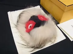 ■美品■ FENDI フェンディ バッグバグズ ファー×レザー バッグチャーム キーホルダー レディース メンズ ライトベージュ系 AV6600のサムネイル
