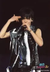 【中古】生写真(ジャニーズ) 7WEST/小瀧望/ライブフォト・上半身・衣装黒 白・右指さし頭・左手マイク口元・ロゴ「関西Johnnys’Jr」/公式生写真