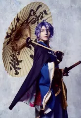【中古】生写真(男性) 和田琢磨(歌仙兼定)/膝上・戦闘服・和傘持ち・背景グレー・キャラクターショット/舞台「『刀剣乱舞』綺伝 いくさ世の徒花」ランダムブロマイド