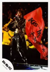 【中古】生写真(ジャニーズ) Kis-My-Ft2/千賀健永/ライブフォト・全身・衣装黒.金・左手マイク・右手旗赤/公式生写真