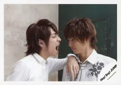 【中古】生写真(ジャニーズ) Hey! Say! JUMP/八乙女光・薮宏太/バストアップ・衣装白・ストライプ柄・ネクタイ・向かい合わせ・八乙女左手薮の肩・口開き・背景白緑/公式生写真