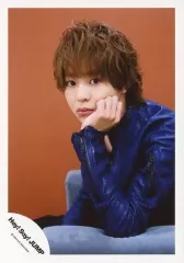 【中古】生写真(ジャニーズ) Hey! Say! JUMP/有岡大貴/上半身・衣装青・左向き・左手頬・口閉じ・ソファ・背景茶色/公式生写真