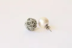 【受注制作】バラとコットンパールのアシンメトリーピアス（グレー）