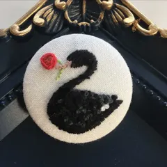 ハンドメイド　刺繍ブローチ　ブラックスワン