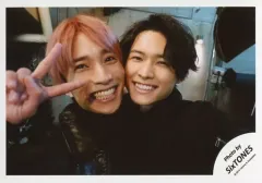 【中古】生写真(ジャニーズ) SixTONES/田中樹・松村北斗/横型・バストアップ・衣装黒・笑顔・田中右手ピース/「Ｊohnnys’ ISLAND セルフィー」/公式生写真(アイランドストア限定)