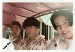 【中古】生写真(ジャニーズ) Snow Man/岩本照・宮舘涼太・目黒蓮/横型・バストアップ/Snow Man 海外(タイ)オフショット/公式生写真