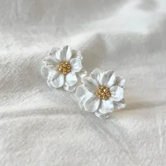 フラワーカボションピアス/イヤリング ハンドメイド ゴールド ホワイト