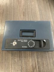 アイリスオーヤマ 金庫 手提げ金庫 ダイヤル式 ダブルロック A5 天面操作 ダブルトレー SBX-A5SH ダークブルー