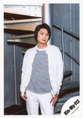 【中古】生写真(ジャニーズ) Kis-My-Ft2/横尾渉/膝上・衣装白・グレー・両手下・口閉じ・背景階段/「Kis-My-Ft2 LIVE TOUR 2018 YOU＆ME Extra Yummy!!」グッズオフショット/公式生写真 