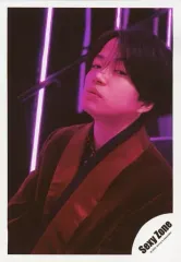 【中古】生写真(ジャニーズ) Sexy Zone/菊池風磨/バストアップ・衣装黒・紫・両手下・左向き・カメラ目線・背景黒・ライトピンク/アルバム「POP × STEP!?」MVオフショット/公式生写真