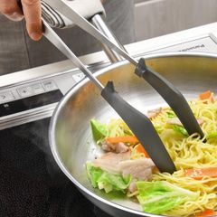 トング キッチン用 キッチンツール 長い 長め ロング 炒め料理 先端 浮く 付かない 生魚 生肉 パスタ ナイロン製 leye 炒めトング 食洗機対応 日本製 オークス 【toh-468883】