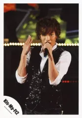 【中古】生写真(ジャニーズ) Kis-My-Ft2/千賀健永/ライブフォト・上半身・シャツ白・ベスト黒・左手マイク・右手パー/公式生写真
