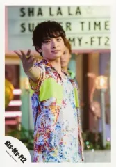 【中古】生写真(ジャニーズ) Kis-My-Ft2/玉森裕太/上半身・衣装白・緑・赤・青・右手上げ・口閉じ・後ろにメンバー/「Sha la la☆Summer Time」PV＆ジャケ写撮影/公式生写真