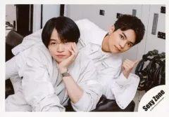 【中古】生写真(ジャニーズ) Sexy Zone/菊池風磨・佐藤勝利/横型・上半身・衣装白・菊池左手頬・佐藤左手親指立て/「Sexy Zone POP×STEP!? TOUR 2020」グッズオフショット/公式生写真