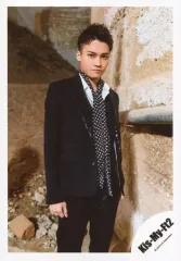 【中古】生写真(ジャニーズ) Kis-My-Ft2/二階堂高嗣/膝上・衣装白黒・白黒水玉スカーフ/17夏 コンサートパンフ＆グッツ撮影オフショット/公式生写真