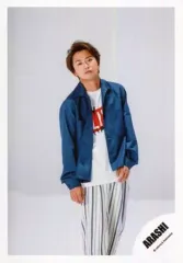 【中古】生写真(ジャニーズ) 嵐/大野智/膝上・衣装紺白・両手下・体やや右向き/シングル「夏疾風」MV＆ジャケ写撮影オフショット/公式生写真