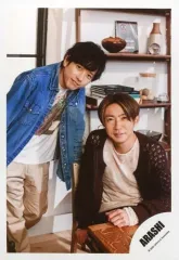 【中古】生写真(ジャニーズ) 嵐/二宮和也・相葉雅紀/膝上/「This is 嵐 LIVE 2020.12.31」グッズオフショット/公式生写真