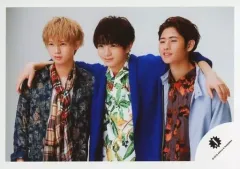 【中古】生写真(ジャニーズ) HiHi Jets/井上瑞稀・高橋優斗・猪狩蒼弥/横型・上半身・衣装青・水色・赤・柄シャツ・左向き・高橋両手肩に回し/「Johnnys’ ISLAND」グッズオフショット/公式生写真