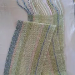 手織りのロングマフラー（パステルカラーグリーン系）